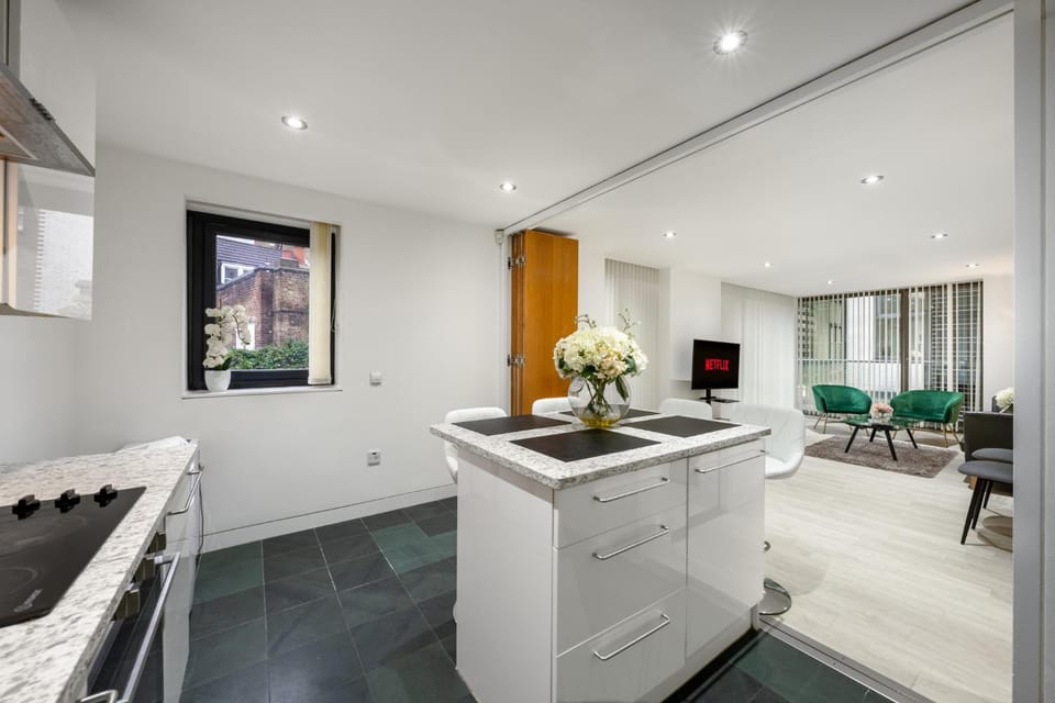 TV and multimedia, Kitchen or kitchenette, Living room, Seating area, Dining area