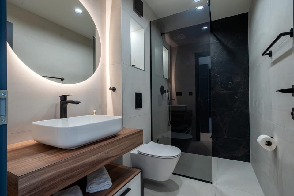 Shower, Toilet, Bathroom, towels