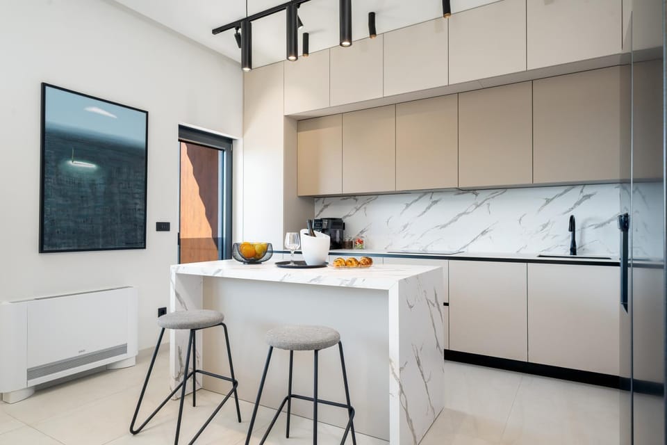 Coffee/tea facilities, Kitchen or kitchenette, Dining area, oven, stove