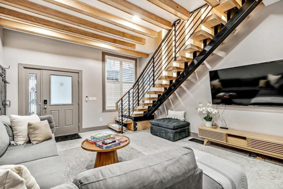 Designer 5Bed - 4Bath Home in Old City A Plus Location House in Penns Landing