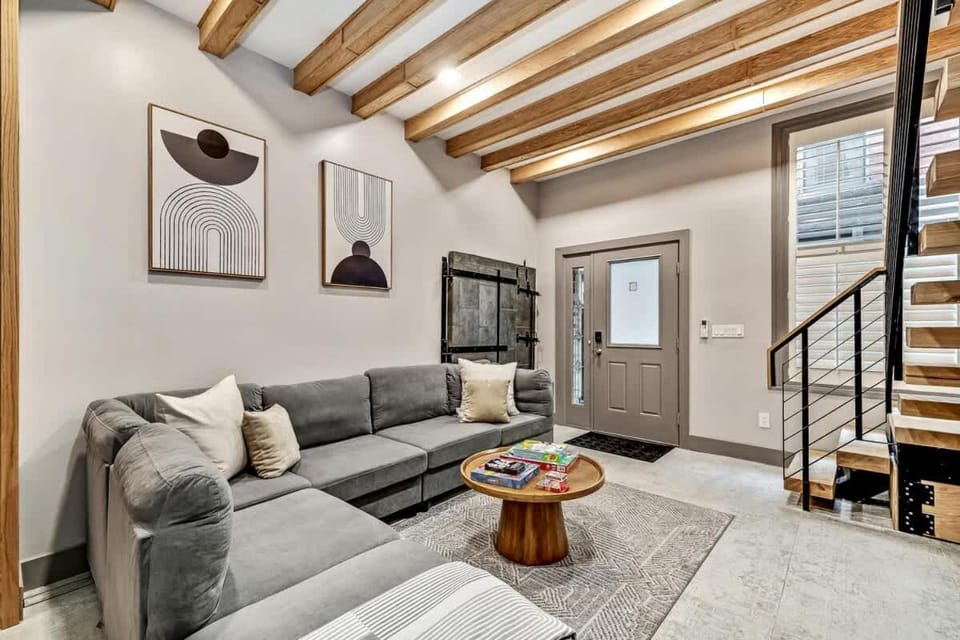 Designer 5Bed - 4Bath Home in Old City A Plus Location House in Penns Landing