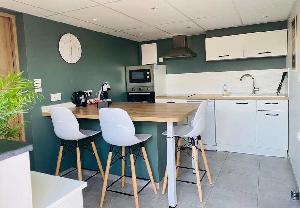 Coffee/tea facilities, Dining area, dishwasher, microwave, oven, stove, toaster