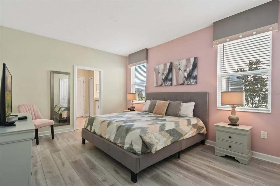 Bed, TV and multimedia, Photo of the whole room, Bedroom, towels, wardrobe