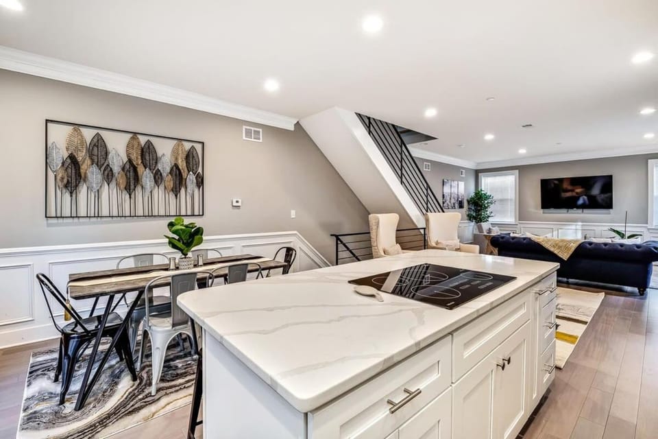 Exceptional Downtown Townhome with Roof Deck -4Bedroom & 3Baths House in Philadelphia
