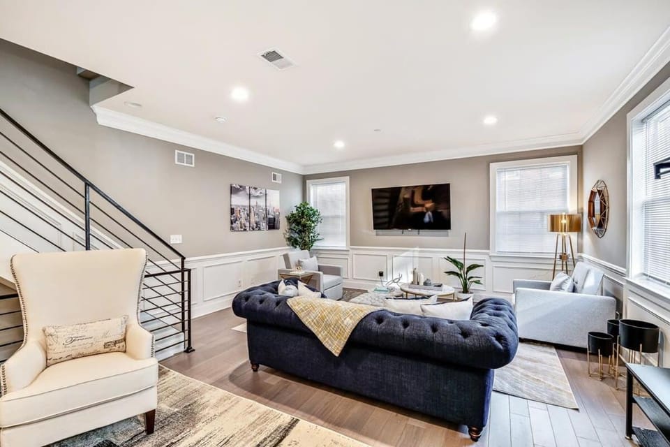 Exceptional Downtown Townhome with Roof Deck -4Bedroom & 3Baths House in Philadelphia