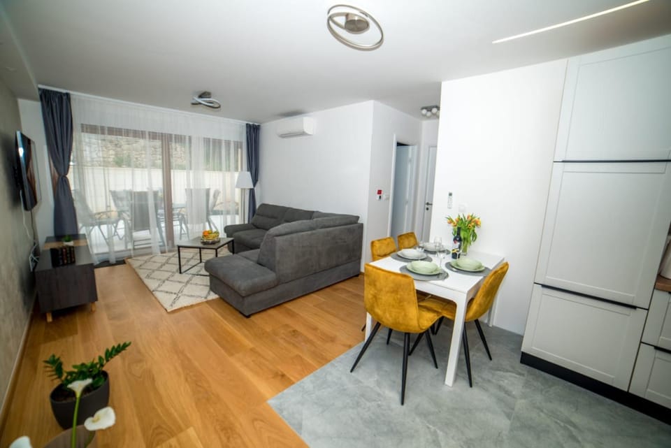 TV and multimedia, Kitchen or kitchenette, Living room, Seating area, Dining area, oven