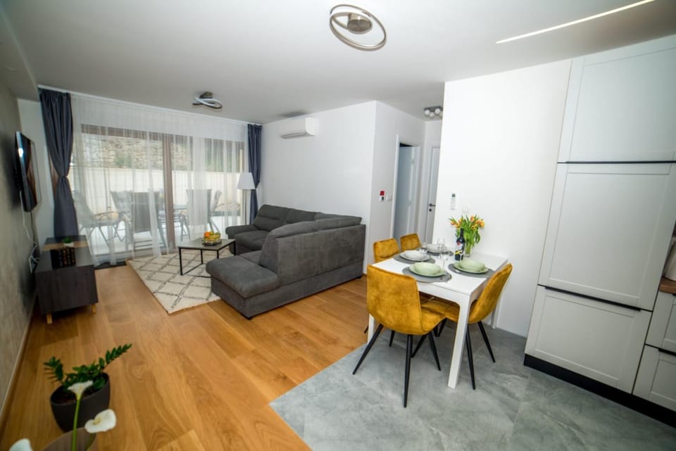 TV and multimedia, Kitchen or kitchenette, Living room, Dining area, oven