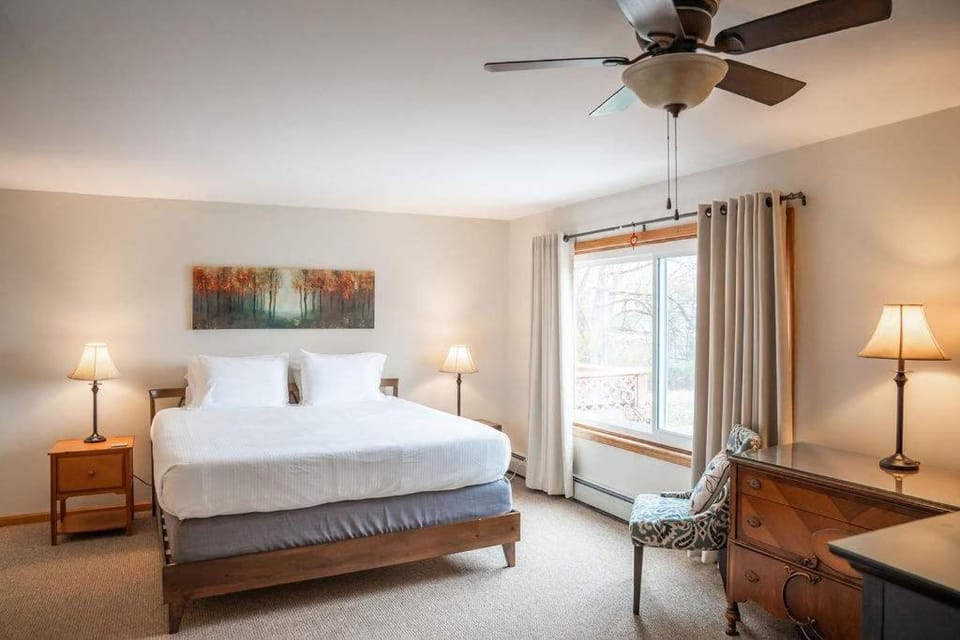 Lake Orchard View- 8 BR with Lake Access and Fire Pit House in Seneca Lake