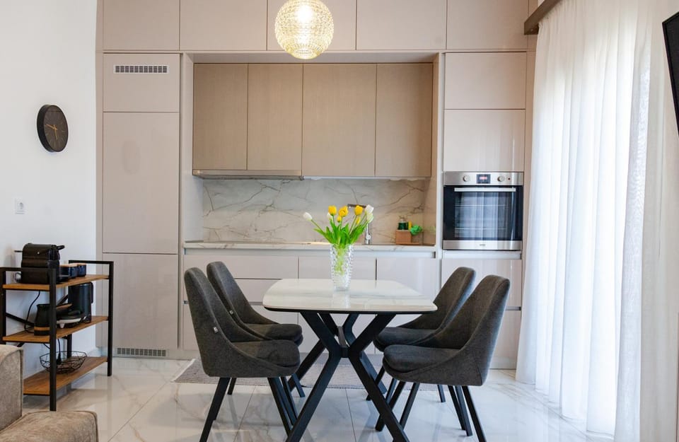 Kitchen or kitchenette, Dining area