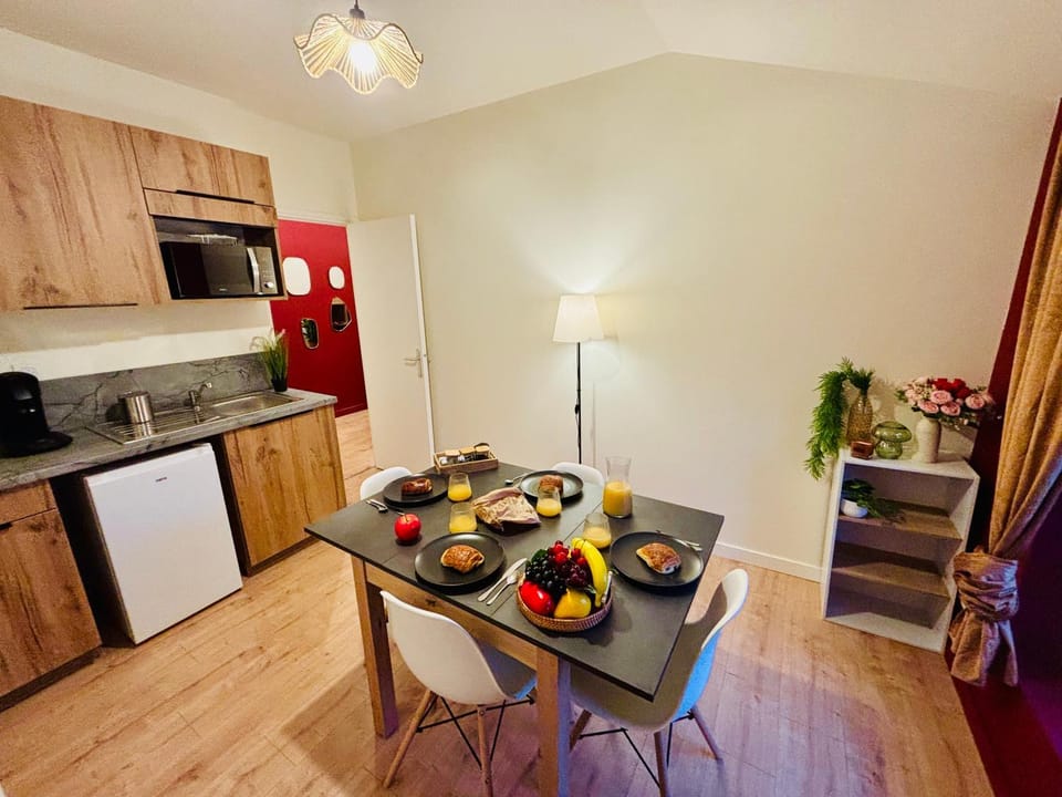 Kitchen or kitchenette, Dining area