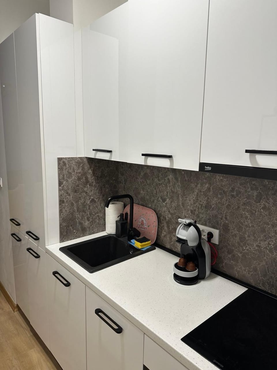 Coffee/tea facilities, Kitchen or kitchenette, dishwasher, stove