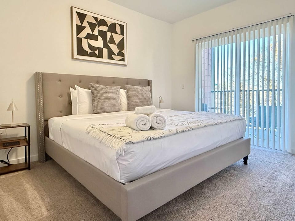 Bed, Photo of the whole room, Bedroom, towels