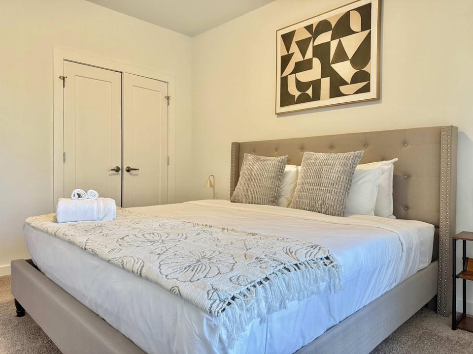 Bed, Photo of the whole room, Bedroom, towels