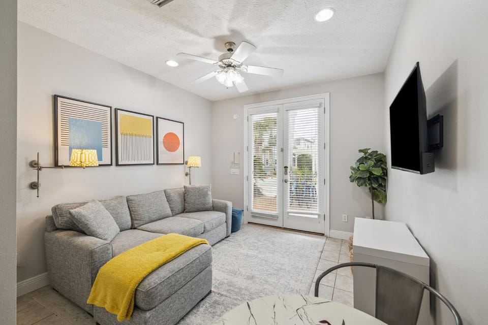 Tram-on-Time Carriage House by 30A Escapes Bed and Breakfast in Rosemary Beach