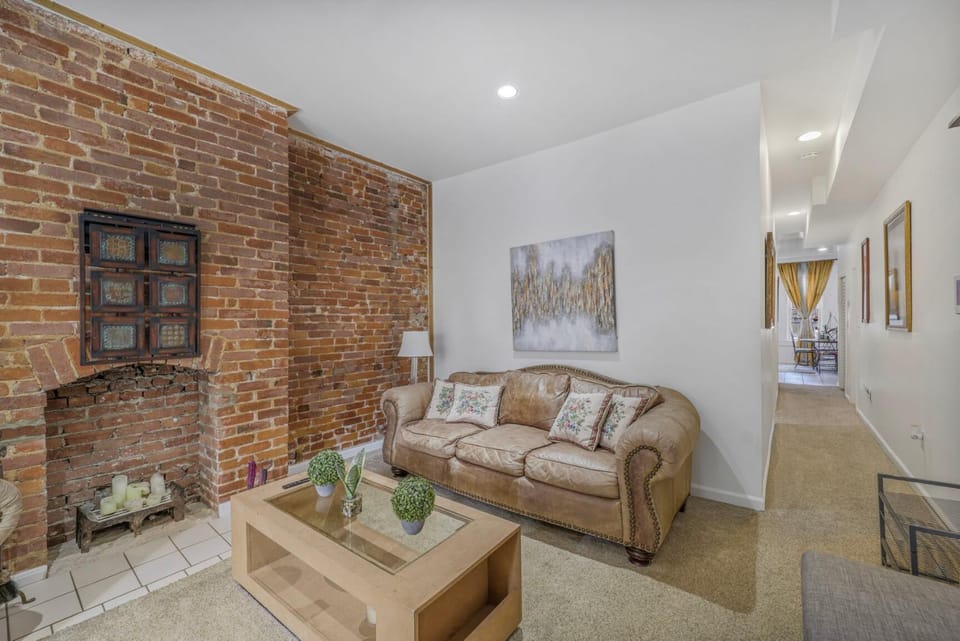 Stylish Redbrick 1BR in Heart of DC Unit A Apartment in District of Columbia