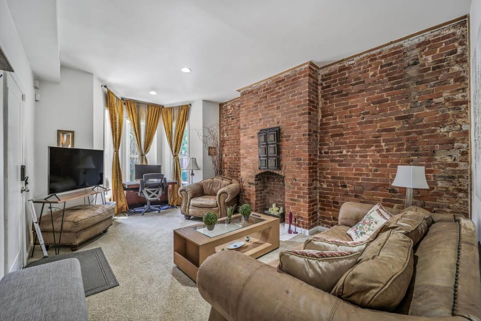 Stylish Redbrick 1BR in Heart of DC Unit A Apartment in District of Columbia