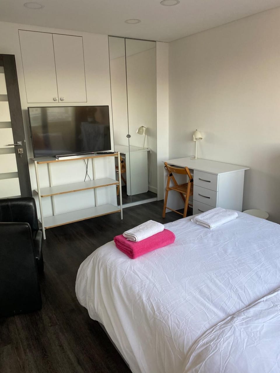 Bed, TV and multimedia, Photo of the whole room, Bedroom, towels, wardrobe