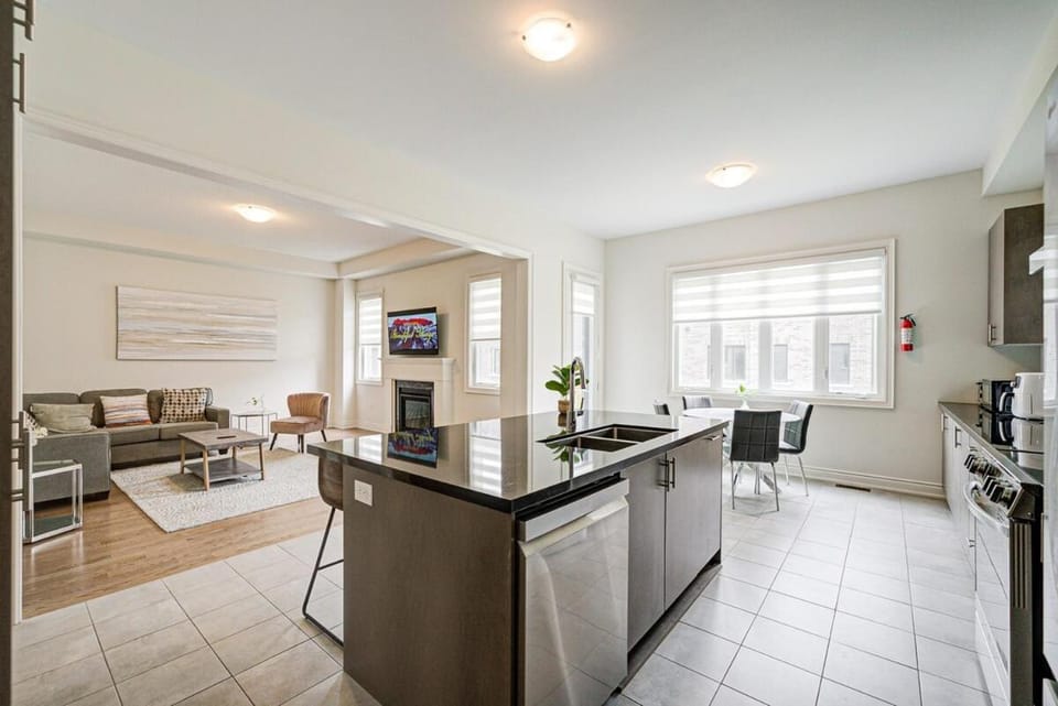 Modern Spacious Luxury detached-House new in RH Apartment in Richmond Hill