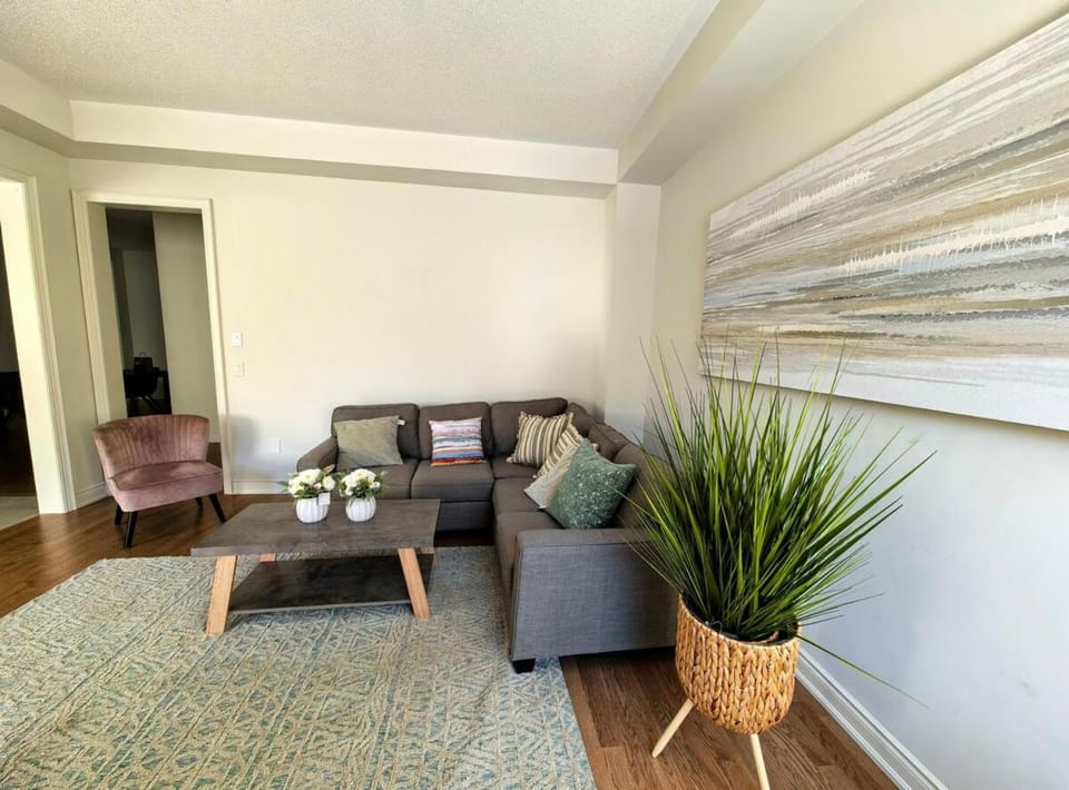 Modern Spacious Luxury detached-House new in RH Apartment in Richmond Hill