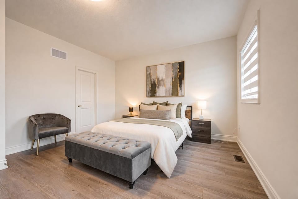 Bed, Photo of the whole room, Seating area, Bedroom