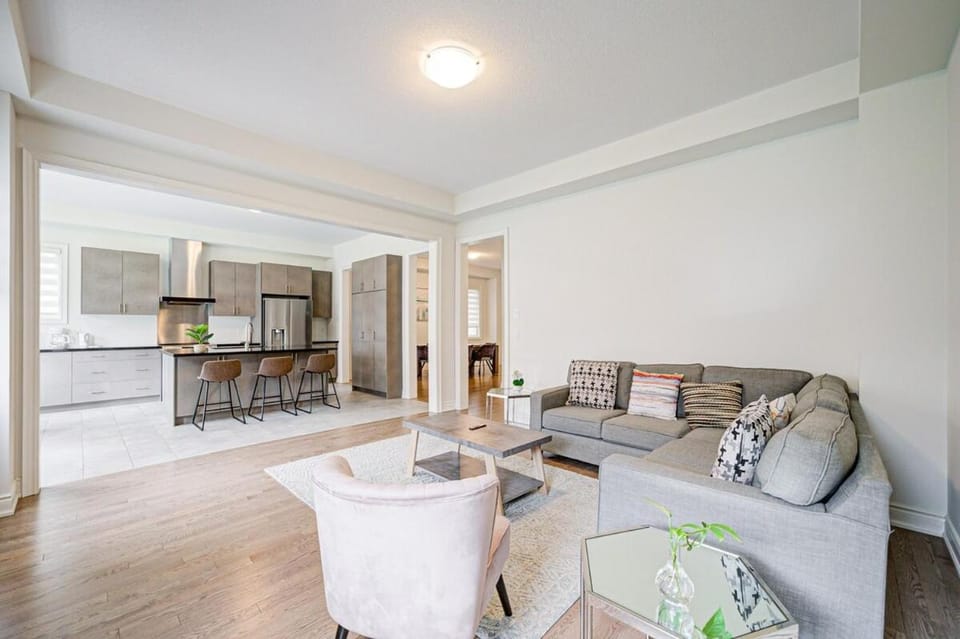 Modern Spacious Luxury detached-House new in RH Apartment in Richmond Hill