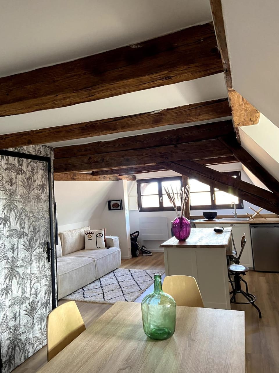 Kitchen or kitchenette, Dining area