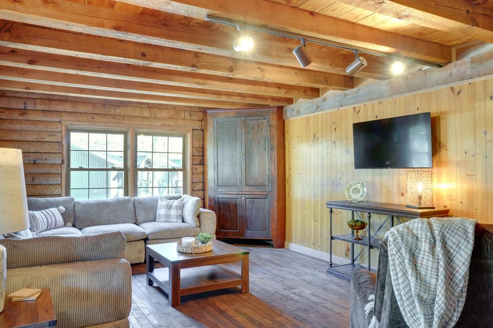 Kentucky Lake Access! Family Log Cabin w/ Deck Cabin in Lake Barkley