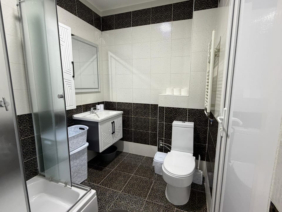Shower, Toilet, Bathroom, towels