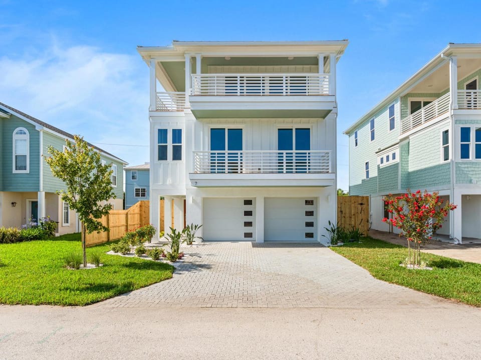 Property building, Facade/entrance, Day, Neighbourhood, Summer, Balcony/Terrace, Parking