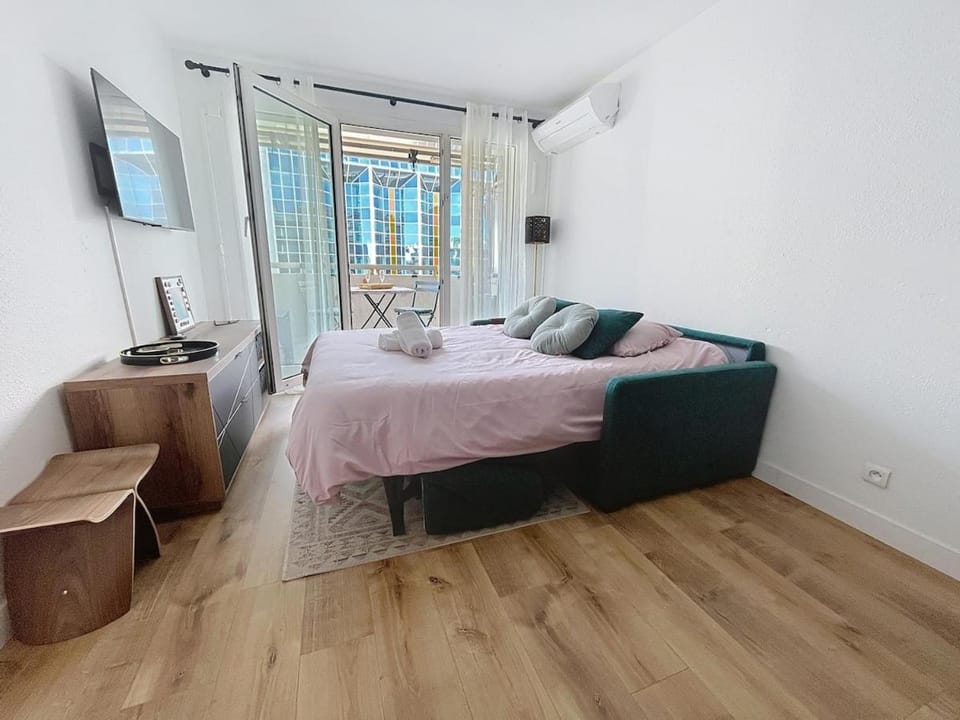 Sunny studio on a high floor with terrace Apartment in Nice