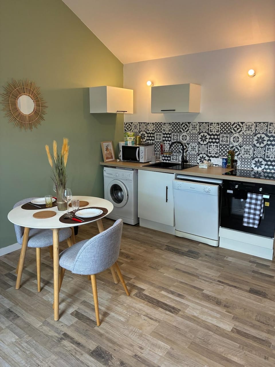 Coffee/tea facilities, Kitchen or kitchenette, Dining area, dishwasher, oven, stove, washing machine, dryer