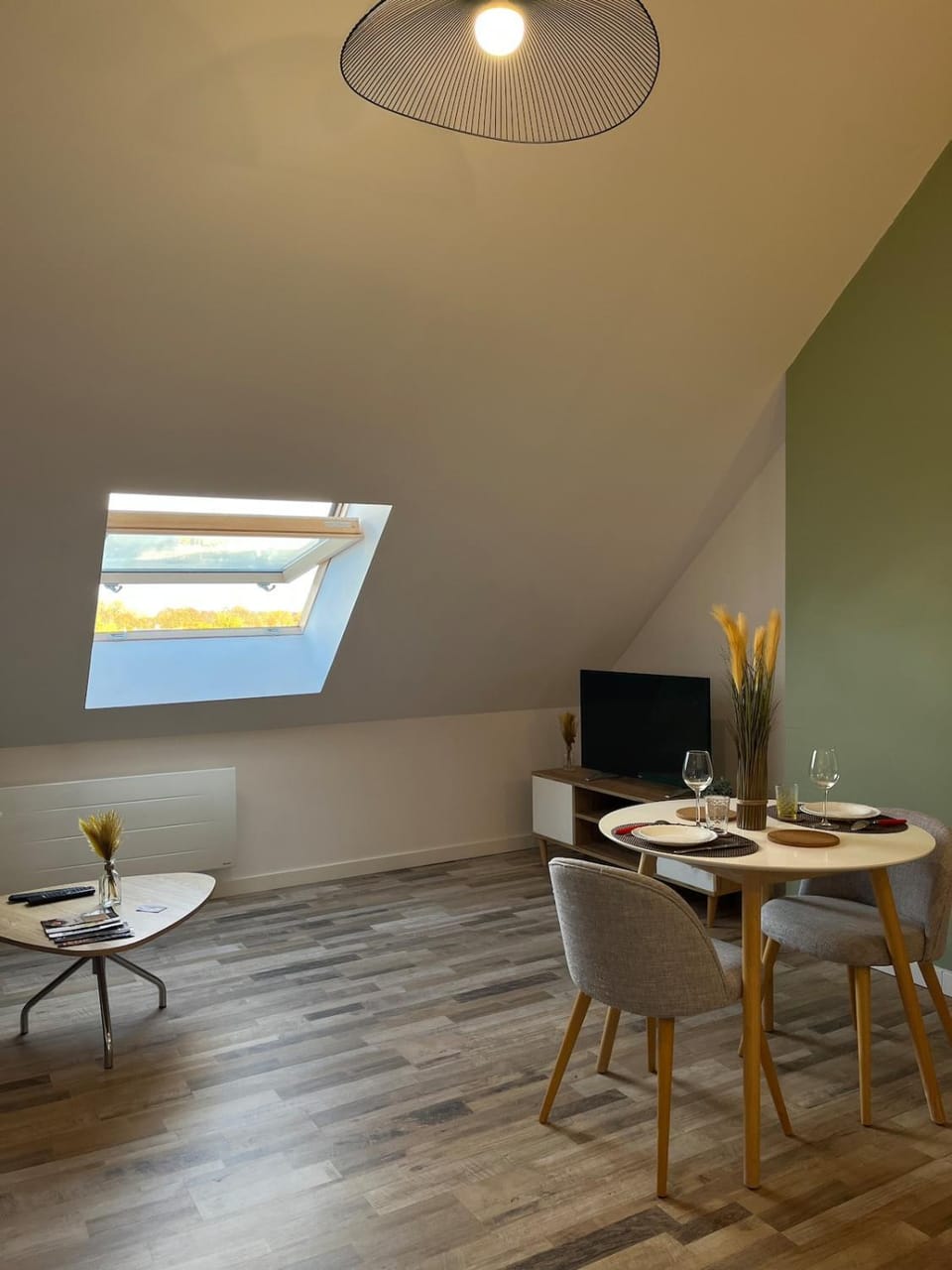 TV and multimedia, Living room, Seating area, Dining area