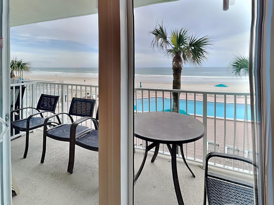 Day, View (from property/room), Balcony/Terrace, Seating area, Beach, Sea view, Swimming pool