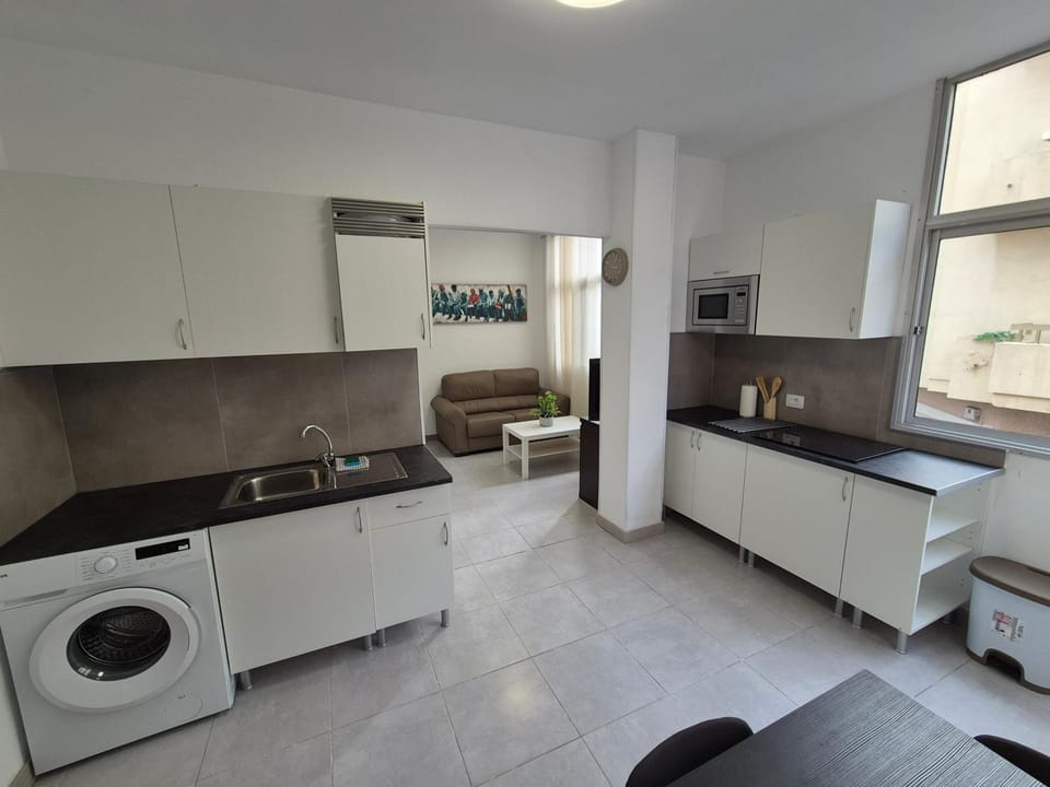 Kitchen or kitchenette, Dining area, washing machine