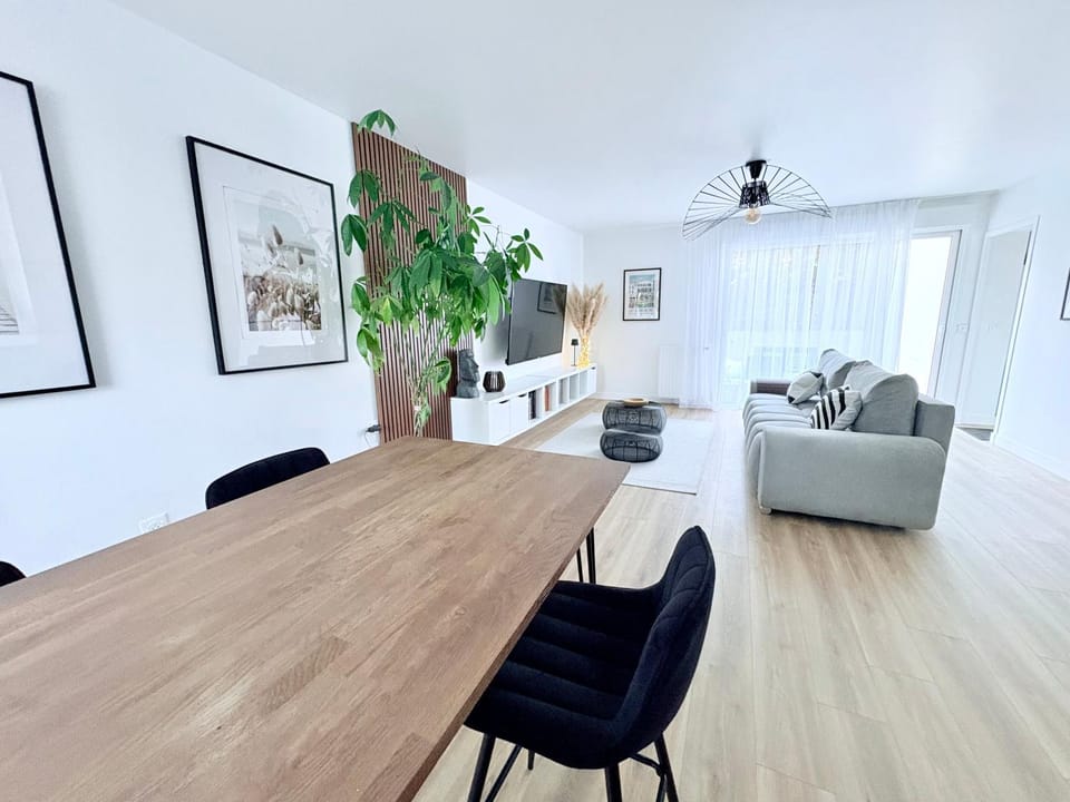 Communal lounge/ TV room, TV and multimedia, Living room, Seating area, Dining area