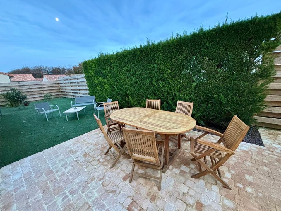 Patio, Dining area, Garden view