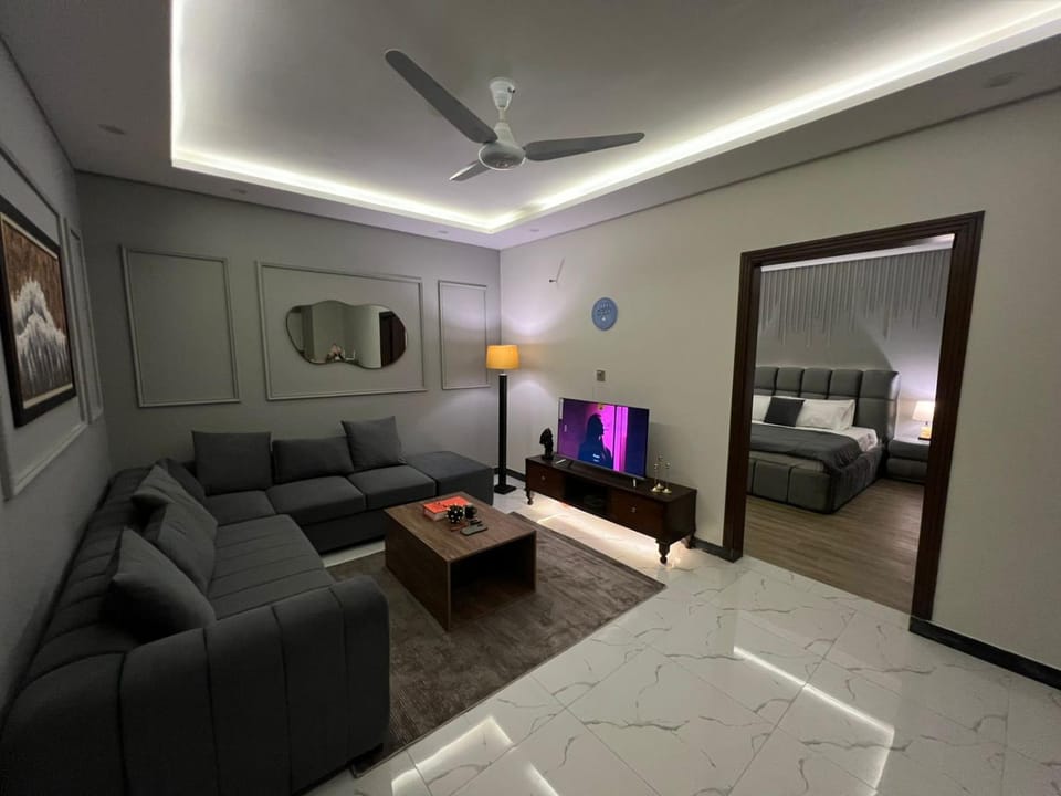 Bed, TV and multimedia, Living room, Photo of the whole room, Seating area, Bedroom