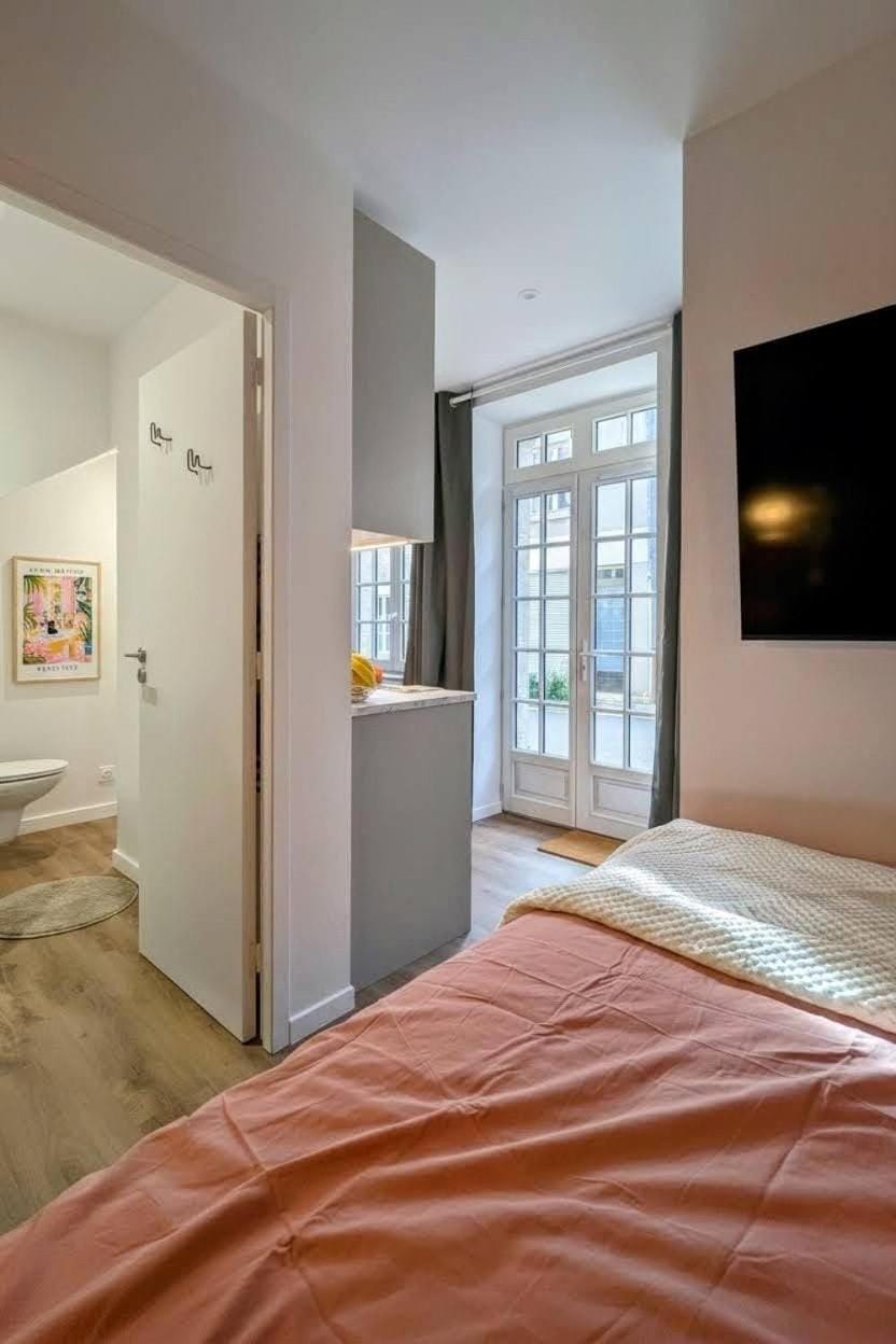 Bed, TV and multimedia, Photo of the whole room, Bedroom