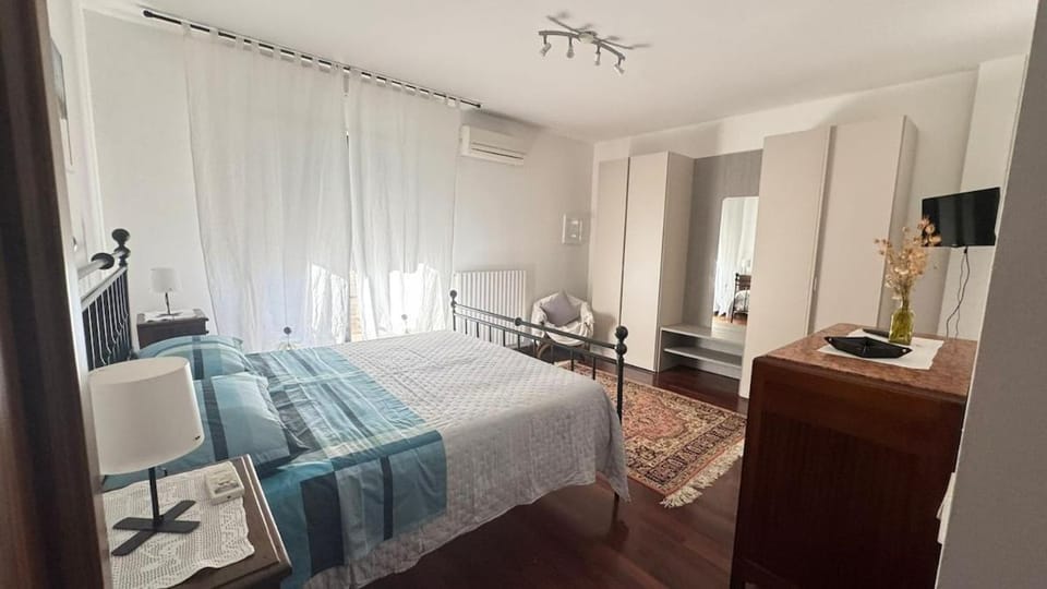 Bedroom, air conditioner