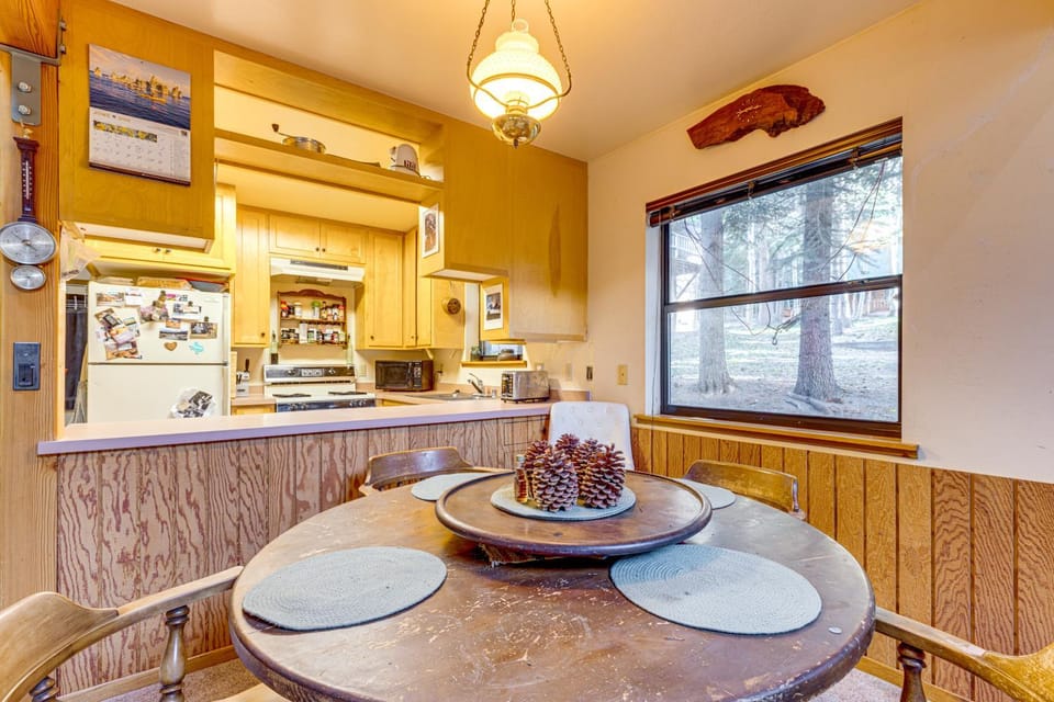 1 Mi to Skiing! Cabin Hideaway on June Lake Loop Cabin in June Lake
