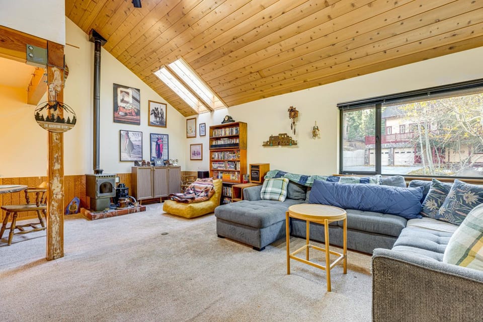 1 Mi to Skiing! Cabin Hideaway on June Lake Loop Cabin in June Lake