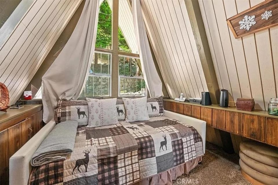 Hot Tub A-Frame Cabin Lake Arrowhead Escape Cabin in Rimforest