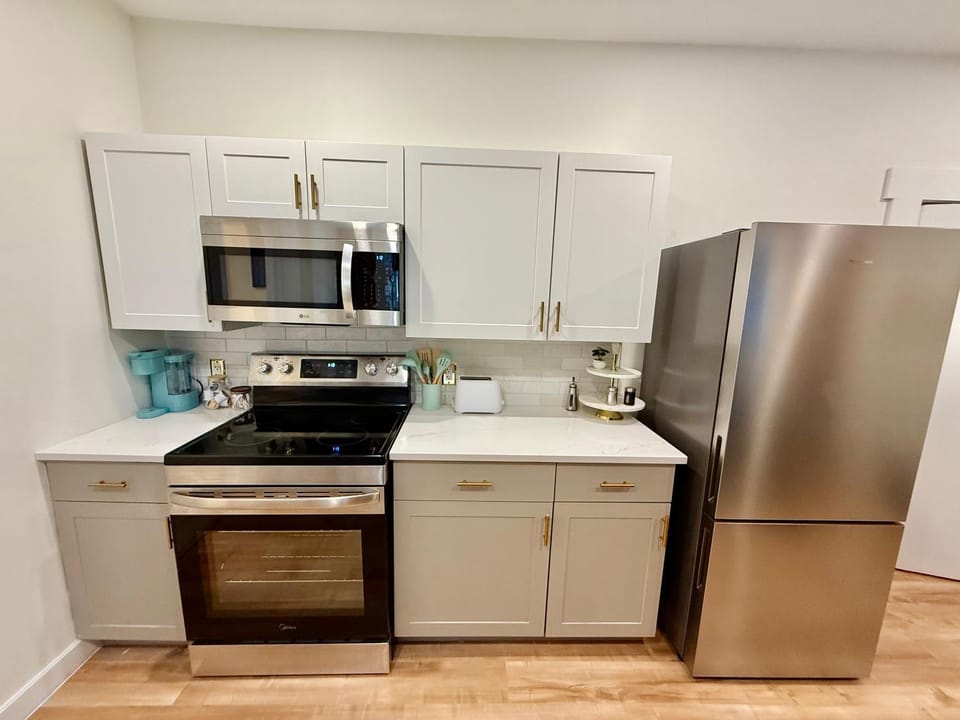 Kitchen or kitchenette, oven, pet friendly, stove