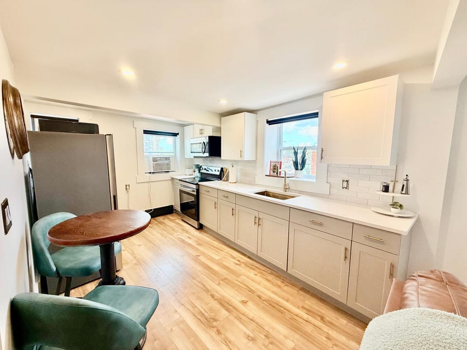Kitchen or kitchenette, Dining area, oven, pet friendly, stove