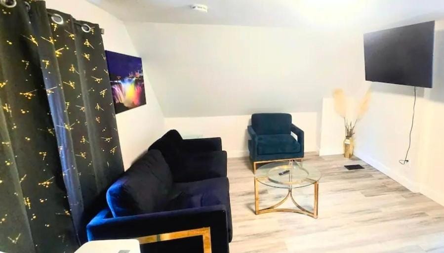 Modern Home 5-minute Walk 2 Falls, Winter Getaway! Apartment in Niagara Falls