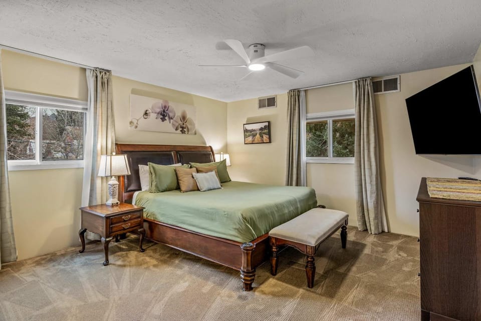 Bed, TV and multimedia, Bedroom