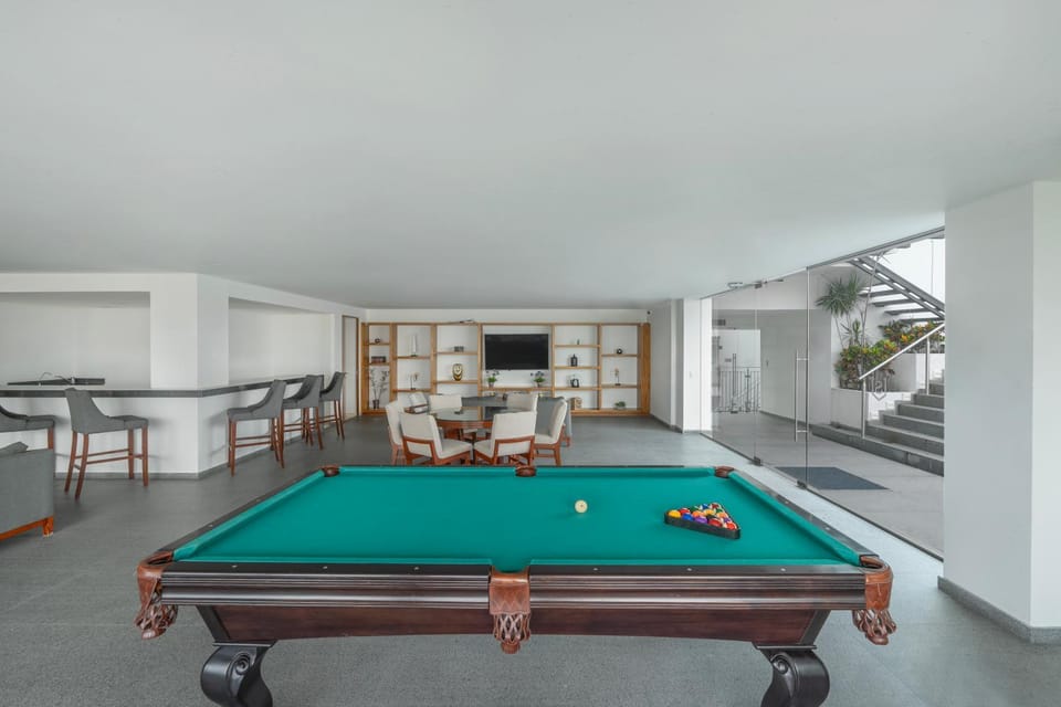 Billiard, Game Room