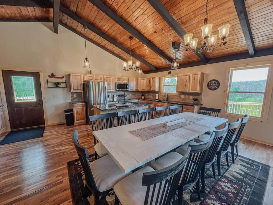 The Lodge at Hocking Hills - 2 Hot Tubs - 6 acres - Lake access House in Perry Township