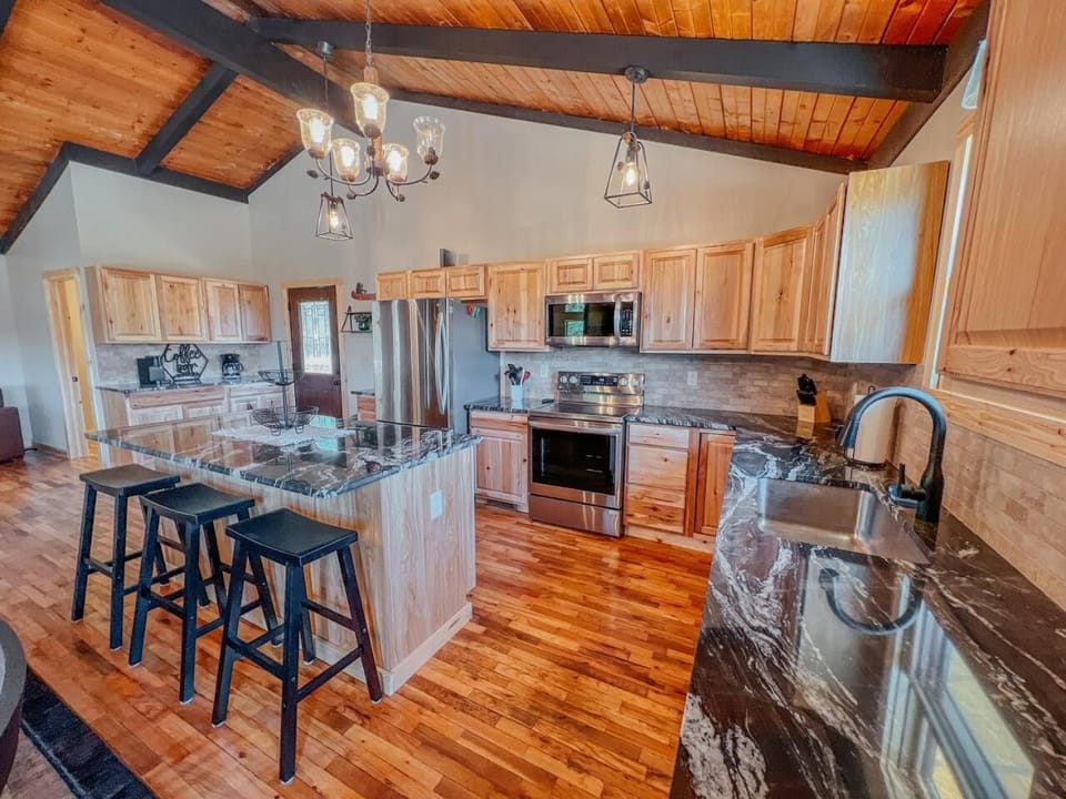 The Lodge at Hocking Hills - 2 Hot Tubs - 6 acres - Lake access House in Perry Township