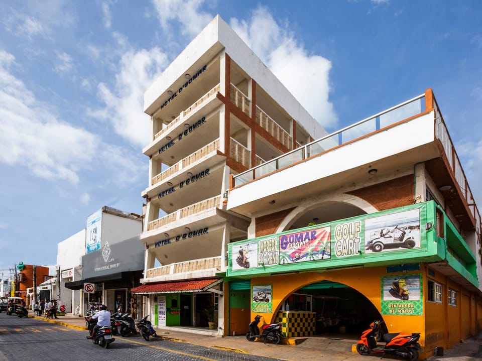 Facade/entrance